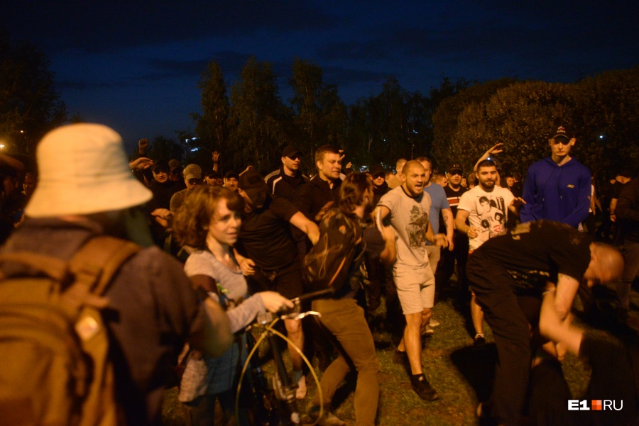 Иван Штырков (в шортах) с собратьями по клубам единоборств разгоняет защитников сквера
