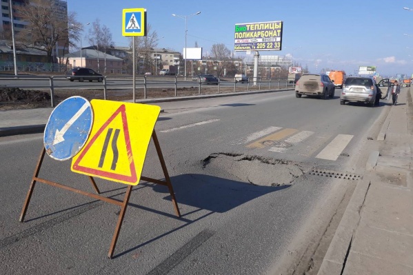 Дорога провалилась прямо перед пешеходным переходом Дорога провалилась прямо перед пешеходным переходом