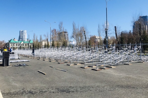 1 мая на трибунах будут ждать всех желающих полюбоваться демонстрацией 1 мая на трибунах будут ждать всех желающих полюбоваться демонстрацией