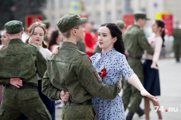 По традиции парни вышли танцевать в военной форме По традиции парни вышли танцевать в военной форме