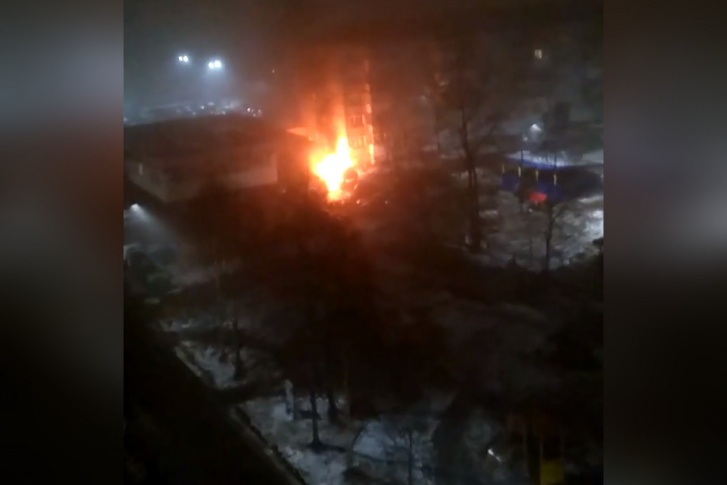 Около 1:30 загорелся автомобиль, припаркованный рядом с домом на Галушина, 11 Около 1:30 загорелся автомобиль, припаркованный рядом с домом на Галушина, 11