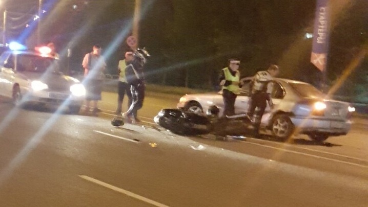 «Уезжала скорая с мигалками»: ночью в Челябинске мотоциклист столкнулся с иномаркой