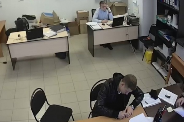 Камера транслировала происходящее в офисе УК в прямом эфире, но сотрудники об этом не знали Камера транслировала происходящее в офисе УК в прямом эфире, но сотрудники об этом не знали