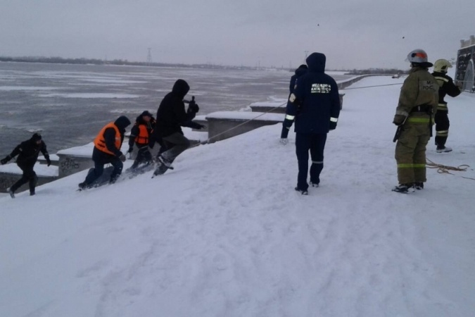 Мужчину достали из Волги Мужчину достали из Волги