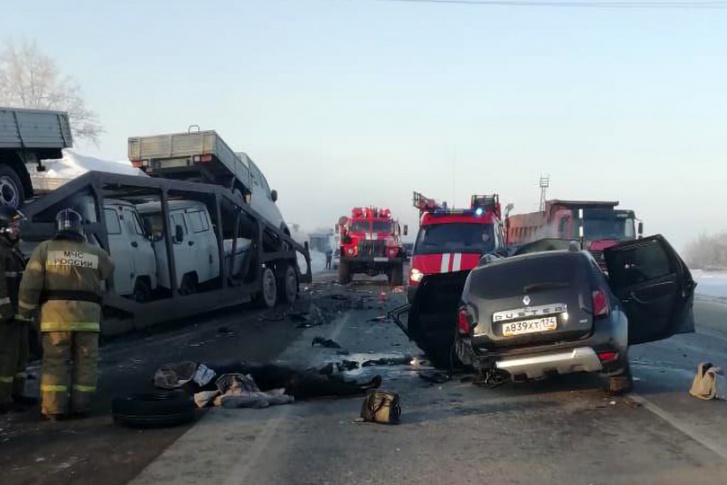 В аварию попали две легковушки и большегруз В аварию попали две легковушки и большегруз