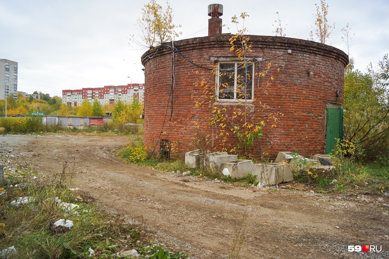 Бывшая жена Олега Шашмурина купила здание КНС в 2007 году. По словам мужчины, она была не против, чтобы объект продолжил работу, но коммунальщики и власти отказались платить за аренду Бывшая жена Олега Шашмурина купила здание КНС в 2007 году. По словам мужчины, она была не против, чтобы объект продолжил работу, но коммунальщики и власти отказались платить за аренду