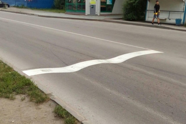 Теперь колею хорошо заметно на фоне серого асфальта Теперь колею хорошо заметно на фоне серого асфальта