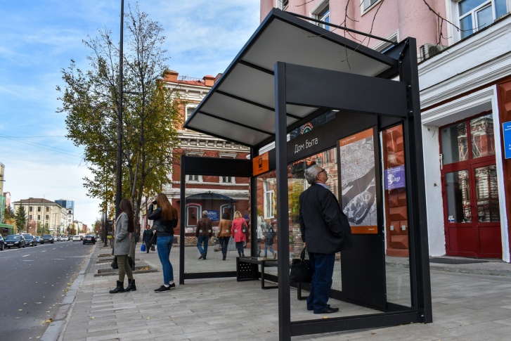 Остановки с трех сторон все-таки закрыли пластиком от ветра Остановки с трех сторон все-таки закрыли пластиком от ветра