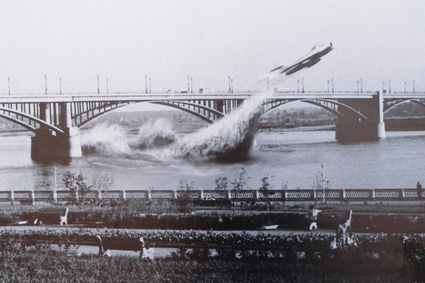 Фотоколлаж по мотивам пролёта Привалова под Коммунальным мостом Фотоколлаж по мотивам пролёта Привалова под Коммунальным мостом