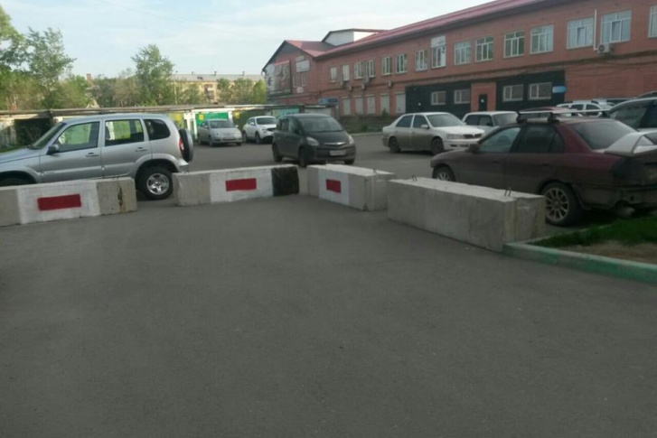 Возле дома на ул. Семафорной появились бетонные блоки Возле дома на ул. Семафорной появились бетонные блоки