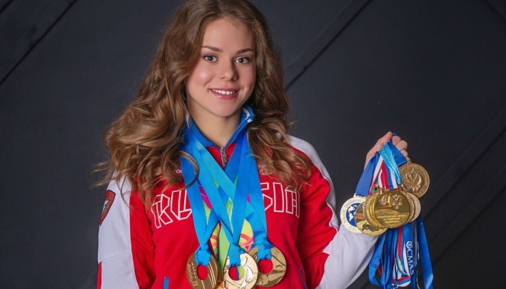 18-летняя спортсменка, установившая мировой рекорд по плаванию, взяла две золотые медали в Европе
