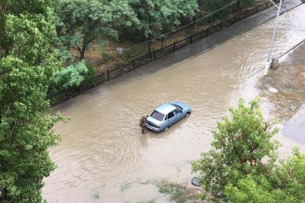 Заложниками воды на проспекте Ленина стали десятки машин Заложниками воды на проспекте Ленина стали десятки машин 