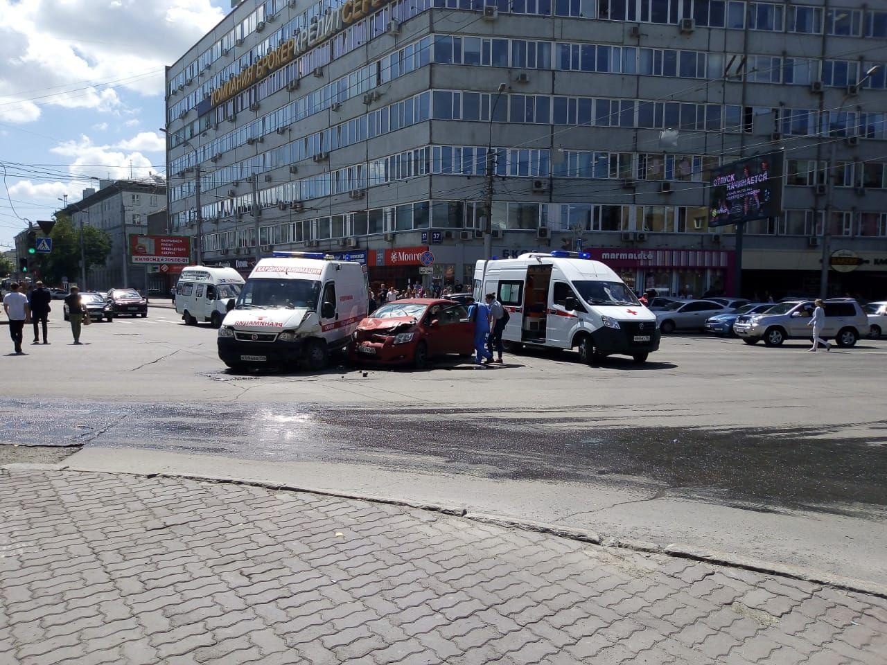 Помощь новосибирск. ДТП Вокзальная магистраль. Авария на Вокзальной магистрали Новосибирск. В скорую врезалась машина Новосибирск. Дудник пересечение Вокзальной магистрали и Советской.