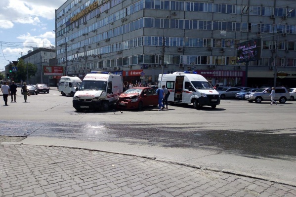 Автомобиль врезался в машину скорой помощи на перекрёстке в центре города Автомобиль врезался в машину скорой помощи на перекрёстке в центре города