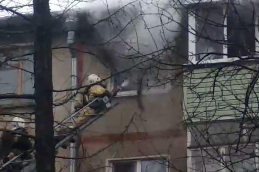 В квартире были дети: пожар в жилом доме в Ярославле
