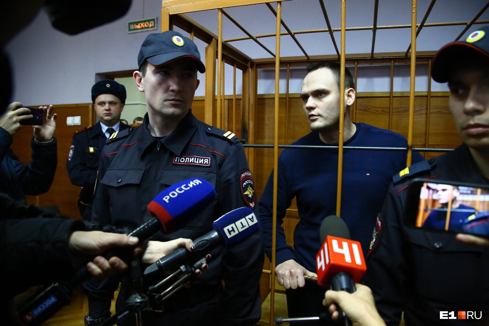 Алексей в зале суда Алексей в зале суда