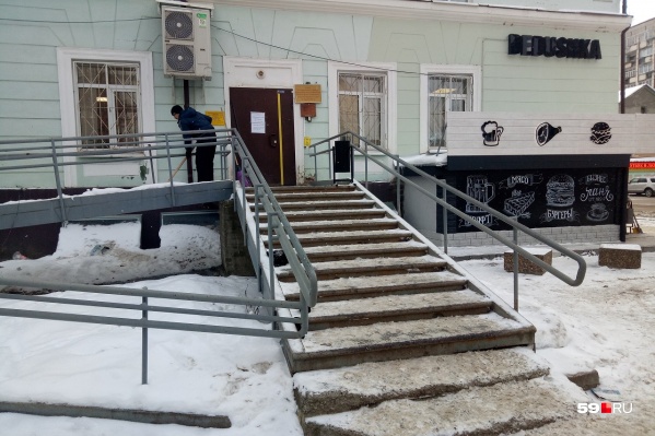По словам очевидцев, женщина умерла на крыльце управления соцзащиты По словам очевидцев, женщина умерла на крыльце управления соцзащиты