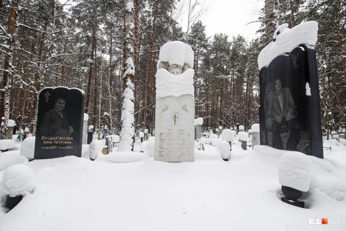 Кладбища с историей: за что цыганам на Урале ставят огромные памятники