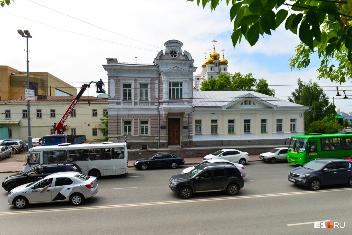 Красиво, но незаконно: старинный дом рядом с Храмом-на-Крови покрасили в  розовый | 04.07.2018 | Екатеринбург - БезФормата