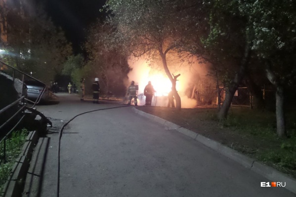 Очевидцы вызвали пожарных, когда машина уже полыхала Очевидцы вызвали пожарных, когда машина уже полыхала