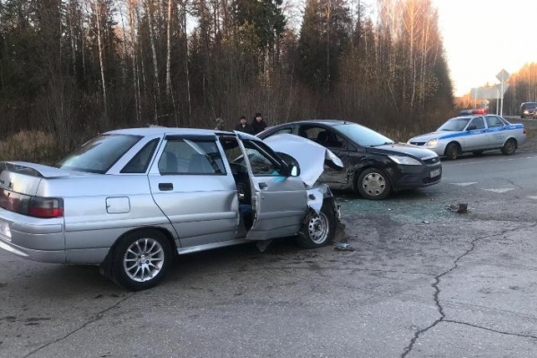 Из-за сильного
удара пассажирка ВАЗа получила травмы головы, её увезли на скорой Из-за сильного
удара пассажирка ВАЗа получила травмы головы, её увезли на скорой