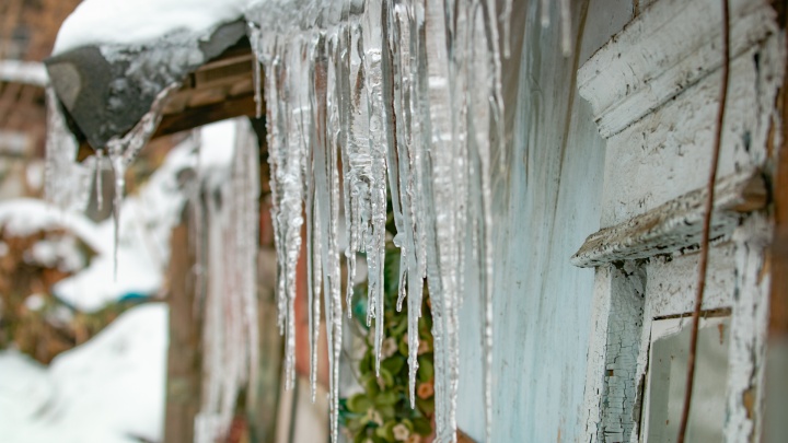 Машины в ледяной корке и сосульки-люстры: публикуем красивые последствия дождя в донской столице