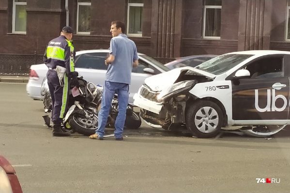 Авария произошла в районе площади Революции Авария произошла в районе площади Революции