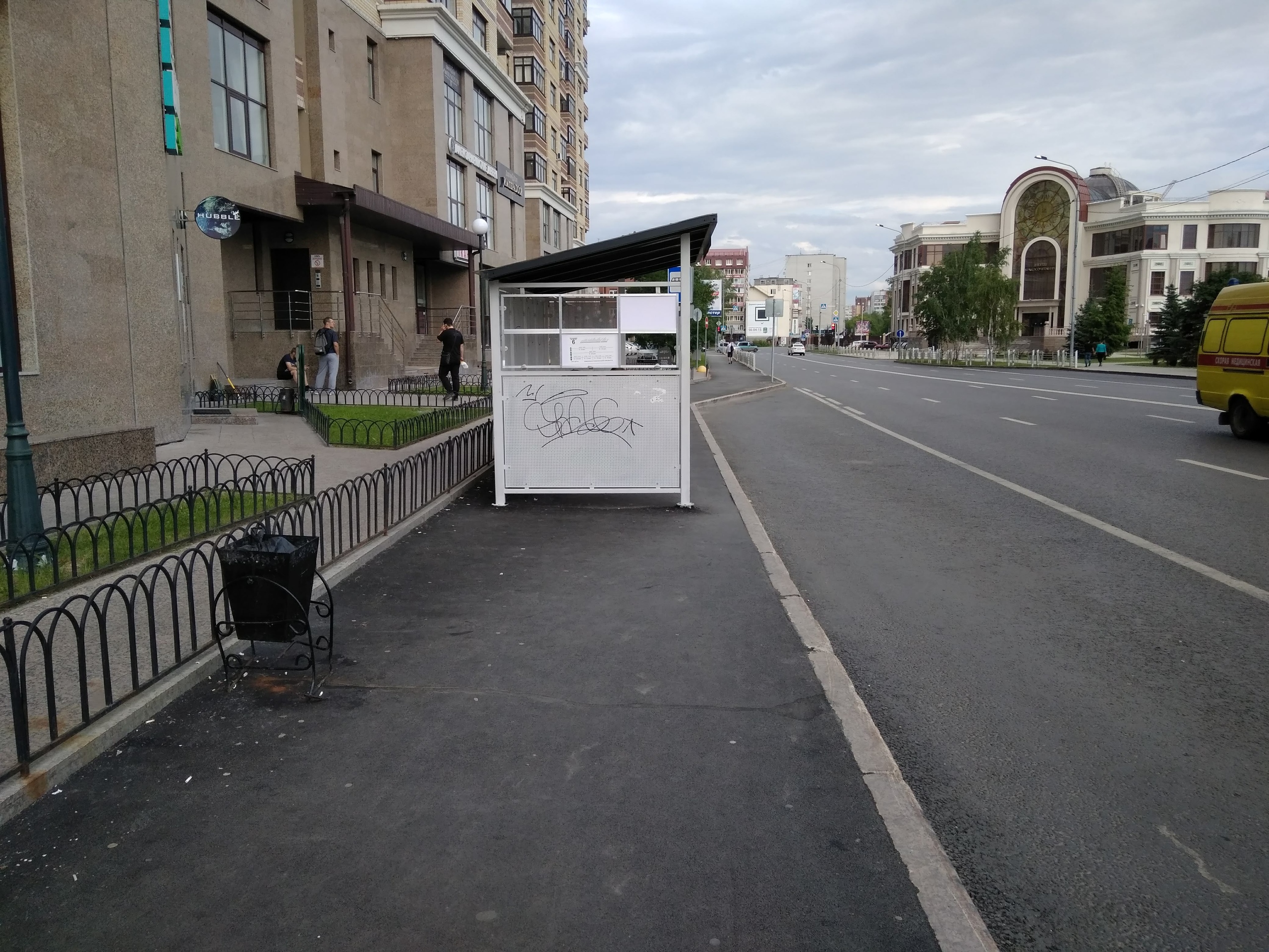 Павильон для ожидания общественного транспорта поставили прямо на тротуар