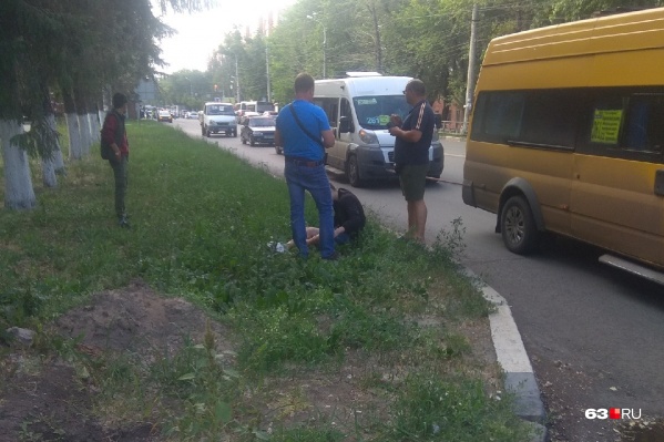 По словам очевидцев, юноша получил травму головы По словам очевидцев, юноша получил травму головы