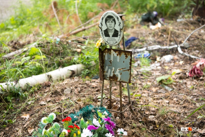 Иногда родственники все же находятся и меняют надгробие. Либо просто добавляют овал с именем, как здесь Иногда родственники все же находятся и меняют надгробие. Либо просто добавляют овал с именем, как здесь