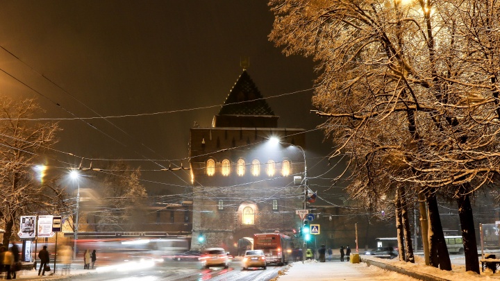 Фото дня. Дмитриевская башня вновь засветилась в темноте