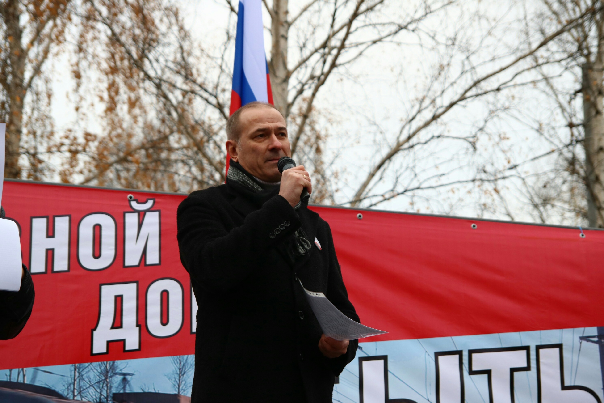 Константин Окунев озвучил резолюцию митинга Константин Окунев озвучил резолюцию митинга