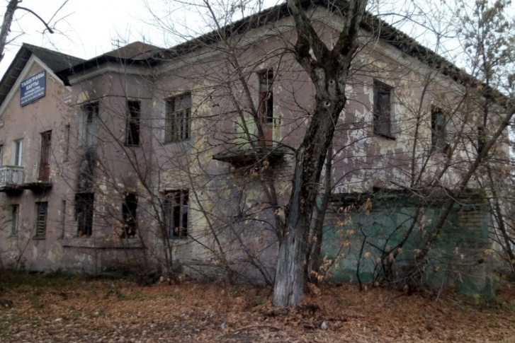 Именно в этом бомжатнике без окон и дверей появилась на свет здоровая девочка Именно в этом бомжатнике без окон и дверей появилась на свет здоровая девочка