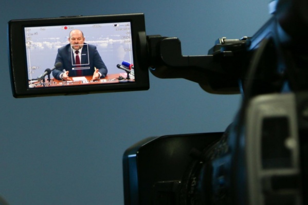 Игорь Орлов пообещал поддерживать открытый диалог с жителями региона, но только через соцсети Игорь Орлов пообещал поддерживать открытый диалог с жителями региона, но только через соцсети 