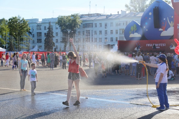 Всех желающих волонтёры поливают водой Всех желающих волонтёры поливают водой