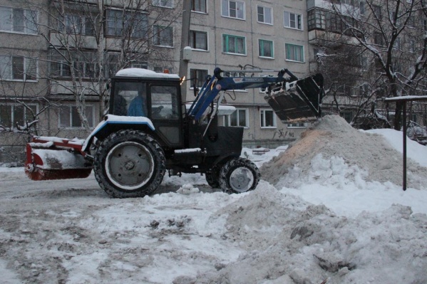 В выходные к уборке во дворах должны привлечь 19 тракторов В выходные к уборке во дворах должны привлечь 19 тракторов