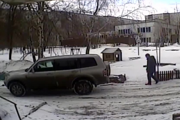 Девушка на Mitsubishi Pajero поехала парковаться, но по пути стукнула машину и снесла забор детской площадки Девушка на Mitsubishi Pajero поехала парковаться, но по пути стукнула машину и снесла забор детской площадки