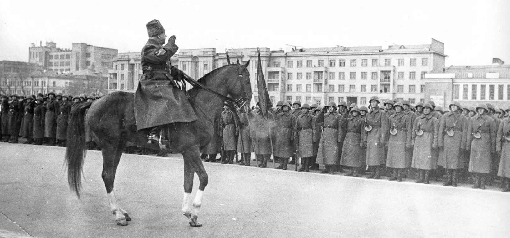 Маршал СССР Климент Ворошилов принимает парад Маршал СССР Климент Ворошилов принимает парад