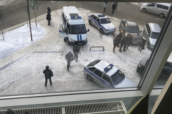 Полиция возле бизнес-центра «Аврора» Полиция возле бизнес-центра «Аврора» 