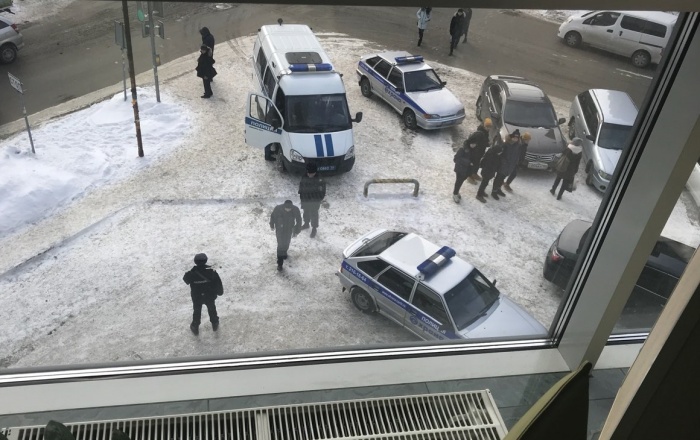 Полиция возле бизнес-центра «Аврора» Полиция возле бизнес-центра «Аврора»