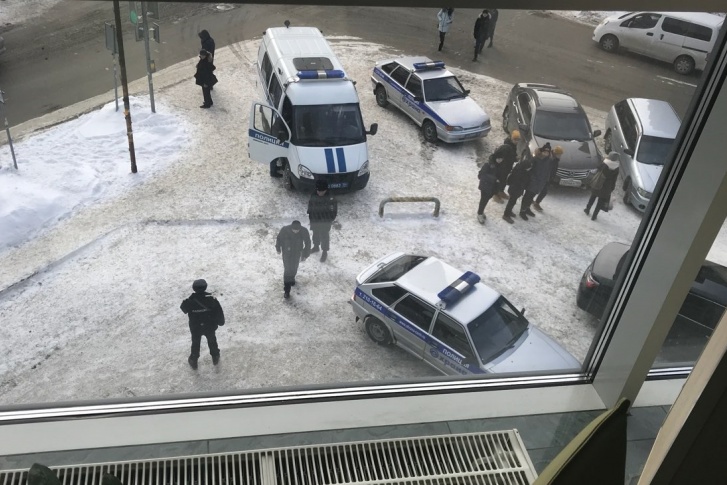 Полиция возле бизнес-центра «Аврора» Полиция возле бизнес-центра «Аврора»