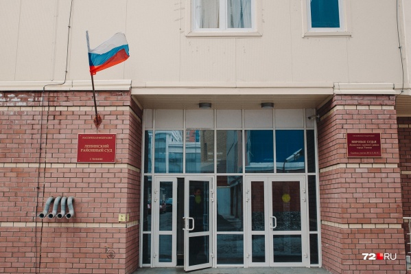 Благодаря тому, что мужчина признал свою вину, получил положительные характеристики и возместил ущерб, ему удалось отделаться штрафом за покупки и хранение алкоголя без лицензии Благодаря тому, что мужчина признал свою вину, получил положительные характеристики и возместил ущерб, ему удалось отделаться штрафом за покупки и хранение алкоголя без лицензии