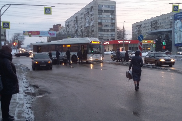 Сначала столкнулись легковушки, потом к ним присоединился автобус Сначала столкнулись легковушки, потом к ним присоединился автобус