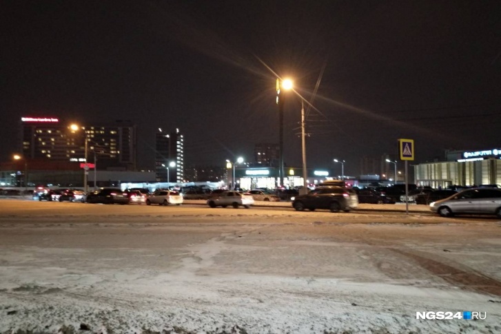 Парковка в 21:30 у ресторана McDonald's Парковка в 21:30 у ресторана McDonald's