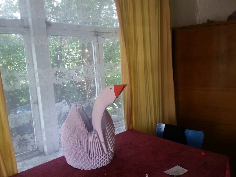 На участке этой дачи в Каменке царит запустение, зато в доме совершеннейший уют, а дверь баньки, украшенной панно, обита дерматином — совсем как в детстве На участке этой дачи в Каменке царит запустение, зато в доме совершеннейший уют, а дверь баньки, украшенной панно, обита дерматином — совсем как в детстве