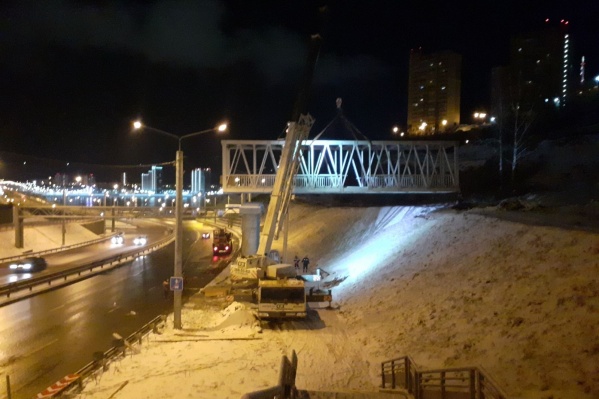 Первый пролёт нового пешеходного моста Первый пролёт нового пешеходного моста