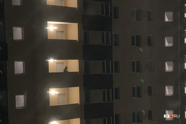 Фото сделано за пару дней до трагедии. В чате дома, где произошло убийство, распространился слух, что на этом снимке убийца. На самом деле здесь запечатлен Артем, вышедший покурить Фото сделано за пару дней до трагедии. В чате дома, где произошло убийство, распространился слух, что на этом снимке убийца. На самом деле здесь запечатлен Артем, вышедший покурить