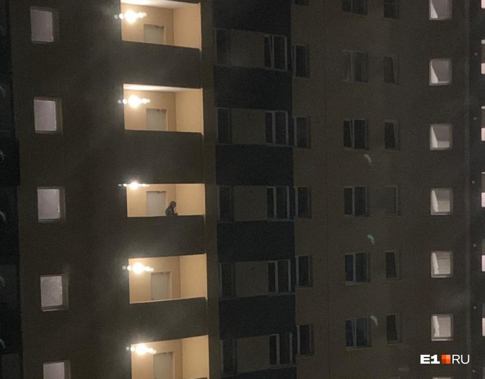 Фото сделано за пару дней до трагедии. В чате дома, где произошло убийство, распространился слух, что на этом снимке убийца. На самом деле здесь запечатлен Артем, вышедший покурить Фото сделано за пару дней до трагедии. В чате дома, где произошло убийство, распространился слух, что на этом снимке убийца. На самом деле здесь запечатлен Артем, вышедший покурить