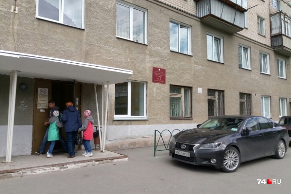 В поликлинике на Блюхера, по словам родителей, ещё пару лет назад не было проблем с врачами В поликлинике на Блюхера, по словам родителей, ещё пару лет назад не было проблем с врачами