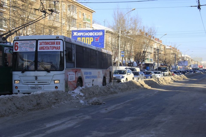Поломка троллейбуса обернулась большим затором у площади Маркса Поломка троллейбуса обернулась большим затором у площади Маркса